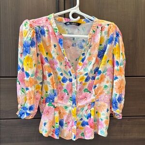 FLORALS. FOR SPRING. Groundbreaking.
ZARA Blouse
